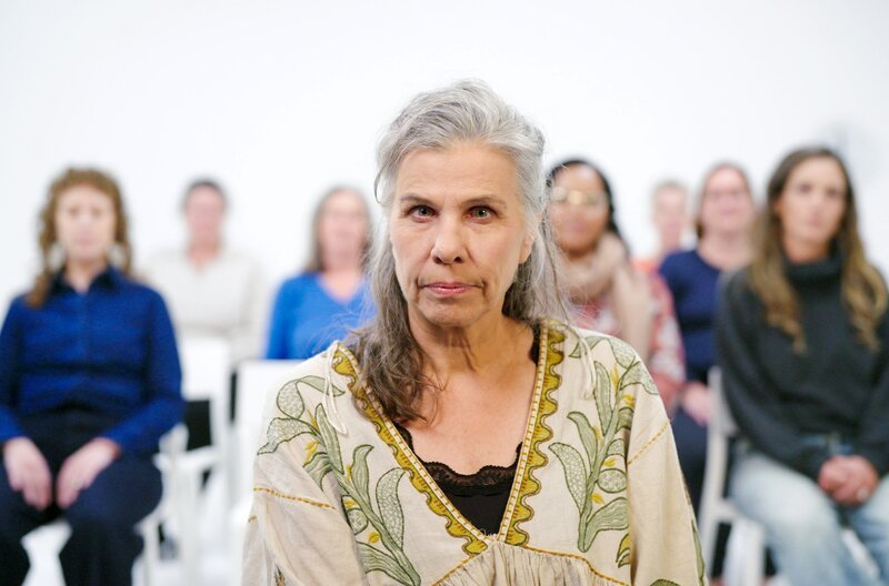 Louise Unmack Kjeldsen (Mi.) im weißen Studio zusammen anderen Frauen, die wie sie verstehen wollen, was mit ihrem Körper während der Wechseljahre passiert. – Bild: Rise And Shine Cinema