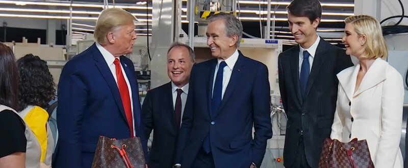 Bernard Arnault (3.v.r.) und Donald Trump (3.v.l.) bei der Eröffnung einer Louis-Vuitton-Produktionsstätte in Texas – Business als politischer Kompass – Bild: YAMI 2