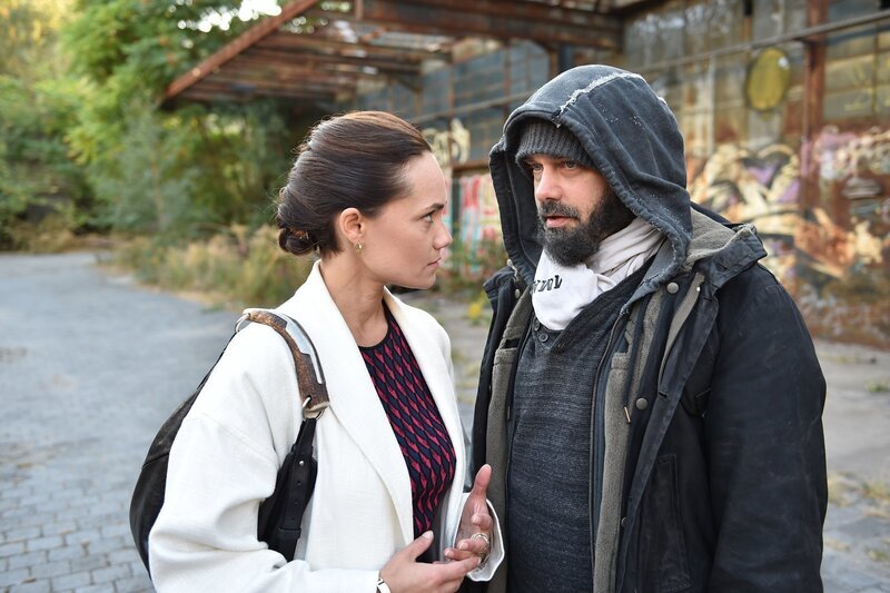 Wird Daniel (Raphael Vogt, r.) Melissa (Sarah Maria Besgen, l.) sein Geheimnis anvertrauen? – Bild: SAT.1 /​ André Kowalski