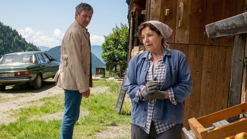 Besorgter Sohn: Hans Sigl als Dr. Martin Gruber, Monika Baumgartner als Lisbeth – Bild: SRG SSR/​ZDF/​Erika Hauri