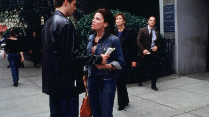 Die berühmte Schauspielerin Gloria Stanfield (Sherilyn Fenn, 2. v. l.) heiratet nach dem Tod ihres Mannes heimlich ihren minderjährigen Stiefsohn Kyle (Jonathan Bennett, l.). Nachdem die Detectives Benson (Mariska Hargitay, 2. v.  r.) und Stabler (Christopher Meloni, r.) dies herausgefunden haben, suchen sie nach den beiden. – Bild: RTL /​ NBC