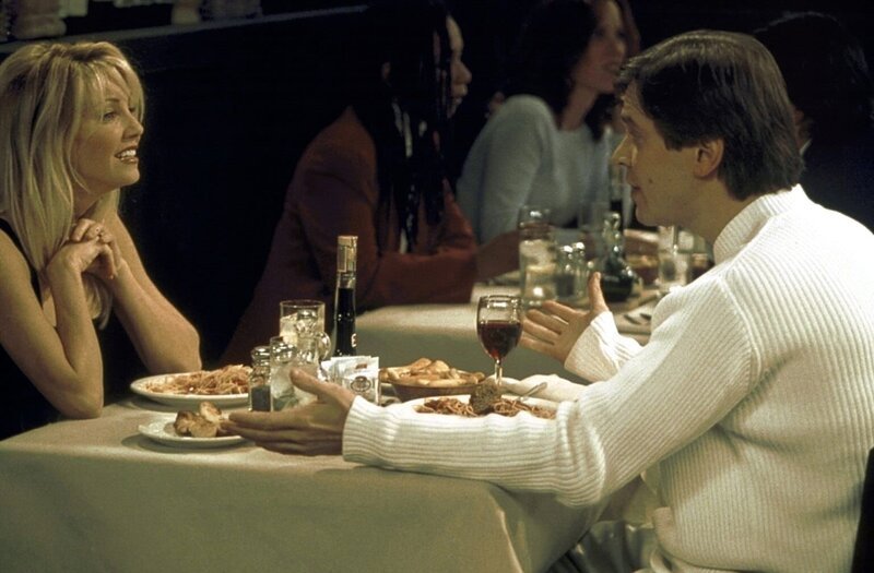 Caitlin (Heather Locklear, l.) sucht nach dem Ende ihrer Beziehung zu Mike neue Verabredungen und trifft sich mit Lloyd (Carlos Jacott, r.) zum Essen. – Bild: ProSieben Fun