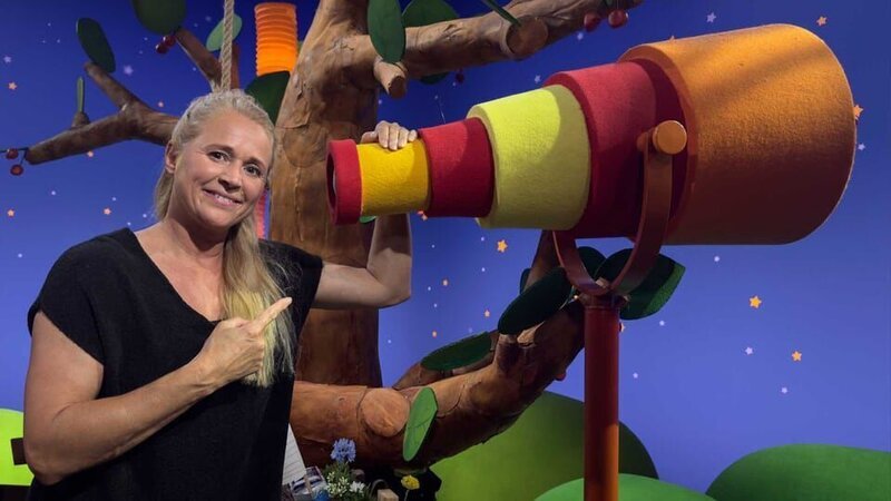 Singa überlegt sich eine Geschichte über Kikaninchens Geburtstagsfeier zu den Bildern der Kinder. – Bild: KiKA