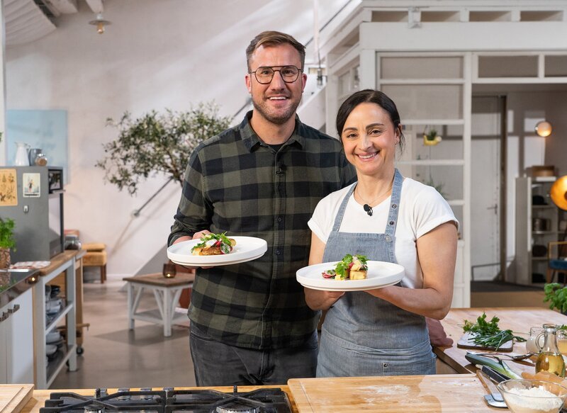 Aus den übrig gebliebenen Zutaten haben der Spitzenkoch Sören Anders und Brigitte Berghammer-Hunger zum Schluss noch ein weiteres Geschmackshighlight gezaubert: Kartoffel-Maultaschen bayrisch-schwäbische Art. – Bild: SWR/​2 Bild GmbH