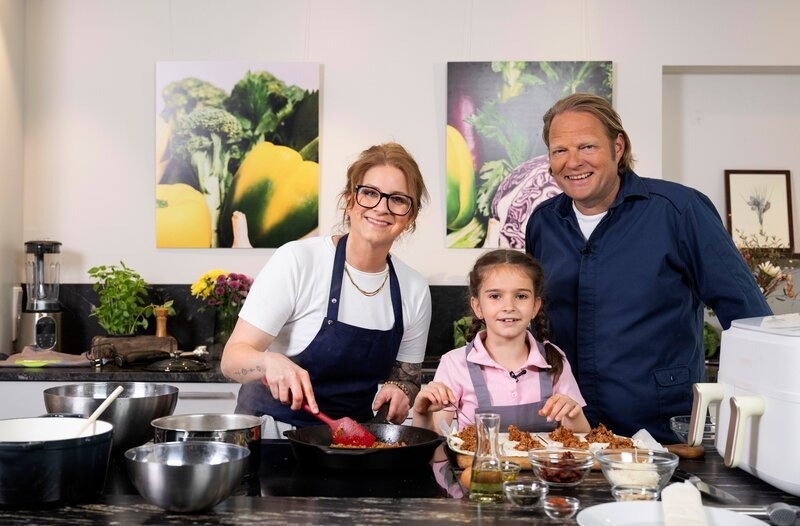 Lea Führ (M.) hat hohe Ansprüche, wenn es um Pesto geht. Treffen die Profis ihren Geschmack? Björn Freitag (r) und Christina Becher (l) geben ihr Bestes. – Bild: WDR/​solis TV/​Melanie Grande