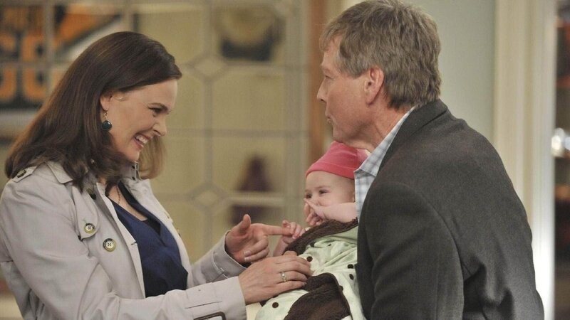 Brennans Vater Max (Ryan O’Neal) würde gerne den Babysitter für seine Enkeltochter spielen, doch Brennan (Emily Deschanel) hat einige Vorbehalte. – Bild: RTL /​ FOX