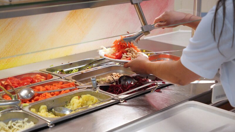 Salatbuffet in einer Kantine. – Bild: big5comm Film /​ ORF
