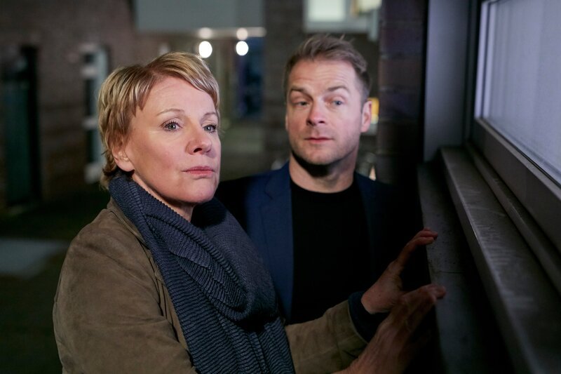 Marie Brand (Mariele Millowitsch) und Jürgen Simmel (Hinnerk Schönemann) beobachten das Training. Koordination, Selbstdisziplin und klarer Kopf – wichtigste Voraussetzungen für einen Samurai. Simmel ist begeistert von den katzenhaften Bewegungen der Kämpfer. Marie überlegt, was das Ganze mit der toten Frau im Park zu tun hat. – Bild: ZDF/​Guido Engels