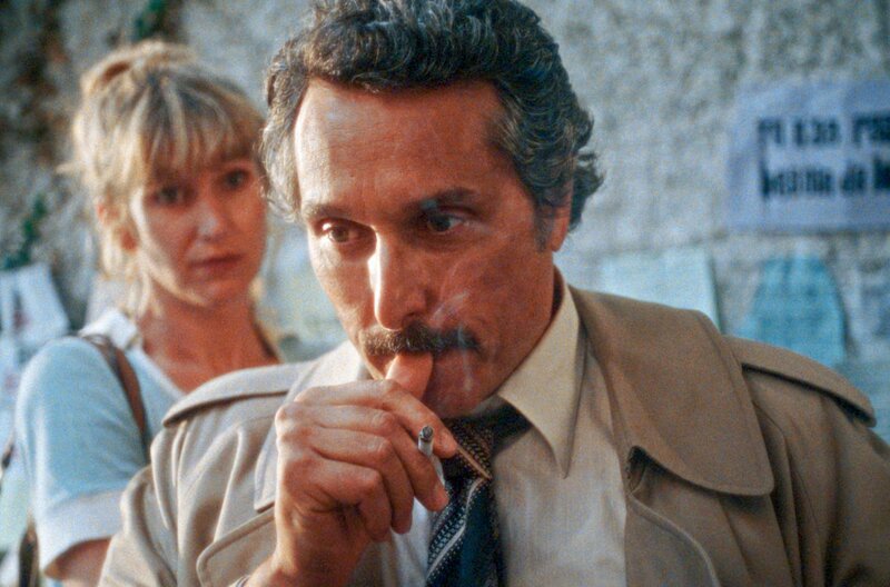 Jacques (Vincent Elbaz) fordert seine Informantin Claudine (Manon Kneusé) dazu auf, von nun an mit einem Aufnahmegerät zu arbeiten. – Bild: Agat Films
