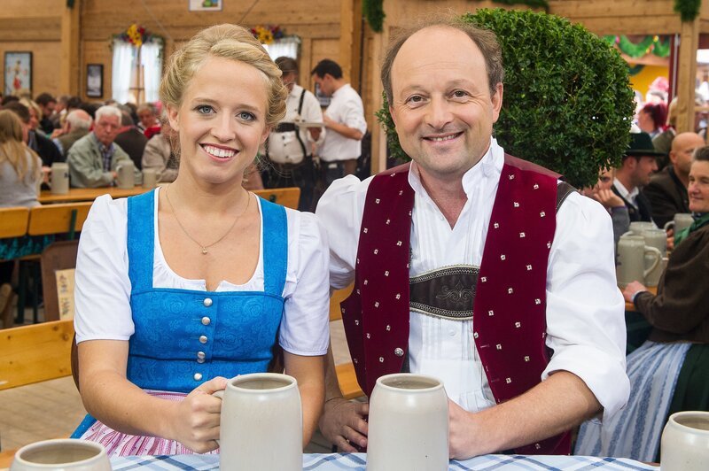 Im Traditionszelt auf der Oidn Wiesn präsentiert das Moderatorenduo Susanne Wiesner und Markus Tremmel den Wiesn Frühschoppen. Neben Musik und Tanz erfährt der Zuschauer Interessantes rund ums Oktoberfest und die Oide Wiesn. – Bild: BR/​Ralf Wilschewski