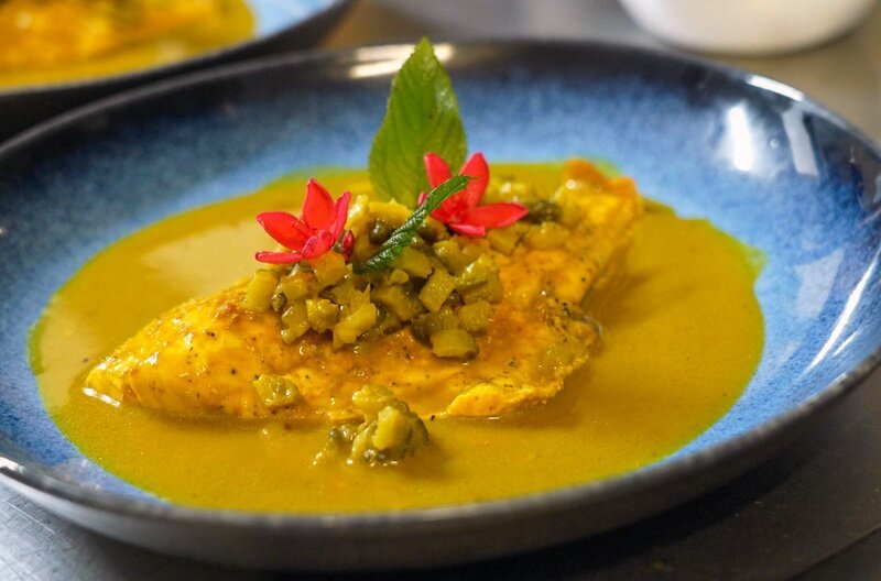 Das Gericht vereint frischen Fisch mit der aromatischen Colombo-Gewürzmischung und kreolischen Zutaten und symbolisiert die kulturelle Vielfalt der Insel. – Bild: Elephant Doc