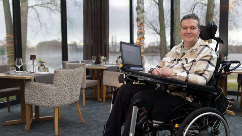 Der 48-jährige Andreas Pennings bestellt auch im Restaurant sein Essen selbst – dank seinem Augensteuerungssystem. – Bild: ZDF und Martin Langner