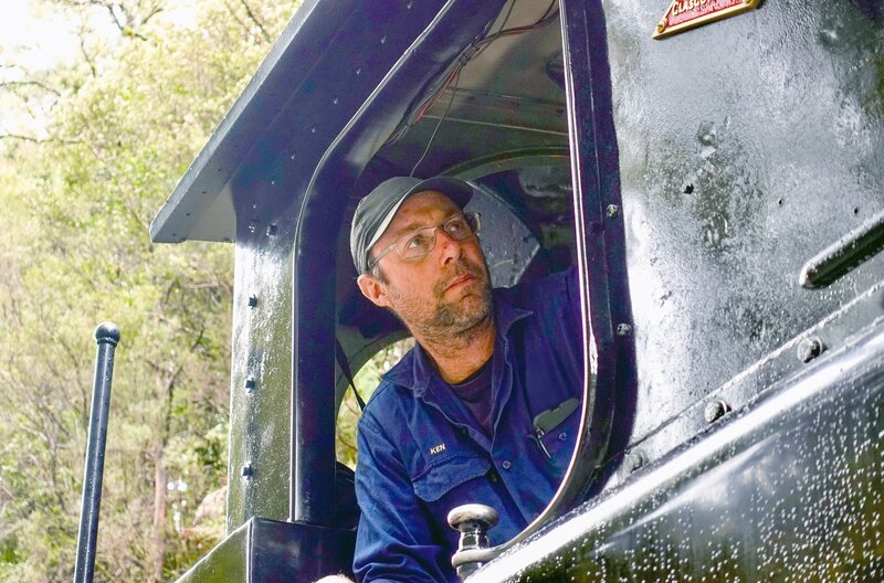 Lokführer Ken Fairbairn unterwegs von Queenstown nach Rinadeena: Die Eisenbahnstrecke durch den Urwald zählt zu den steilsten der Welt. – Bild: jumpmedientv/​Manfred Uhlig
