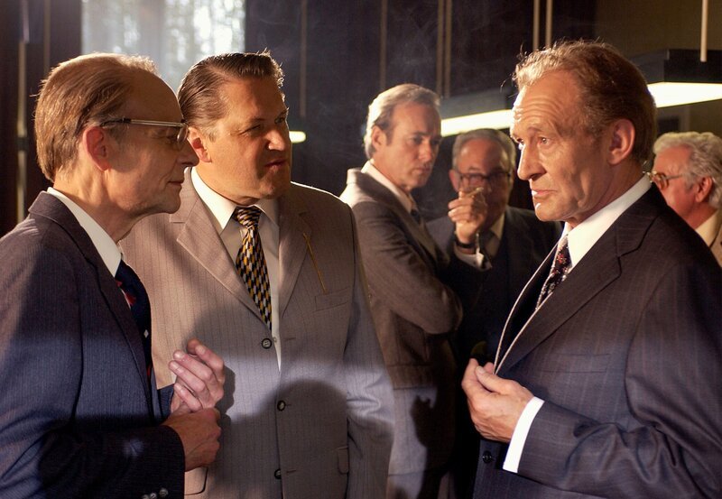 Wolfang Kaven als Schatzmeister Nau, Michael Brandner als Holger Börner, Sieman Rühaak als Karl Ravens und Michael Mendel als Willy Brandt. – Bild: NDR/​Ziegler Film