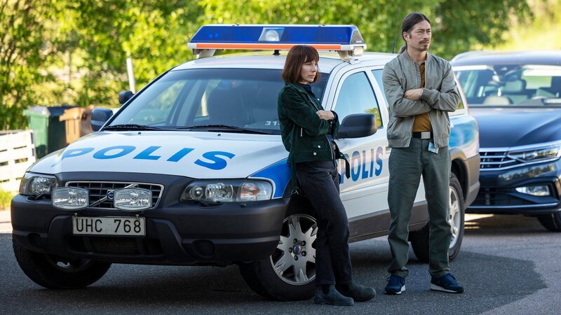 Die Ermittler Laila (Ellen Jelinek) und Mats (Kristofer Kamiyasu) müssen sich damit abfinden, dass Tilda ihnen einen Schritt voraus ist. – Bild: Niklas Maupoix /​ ZDF