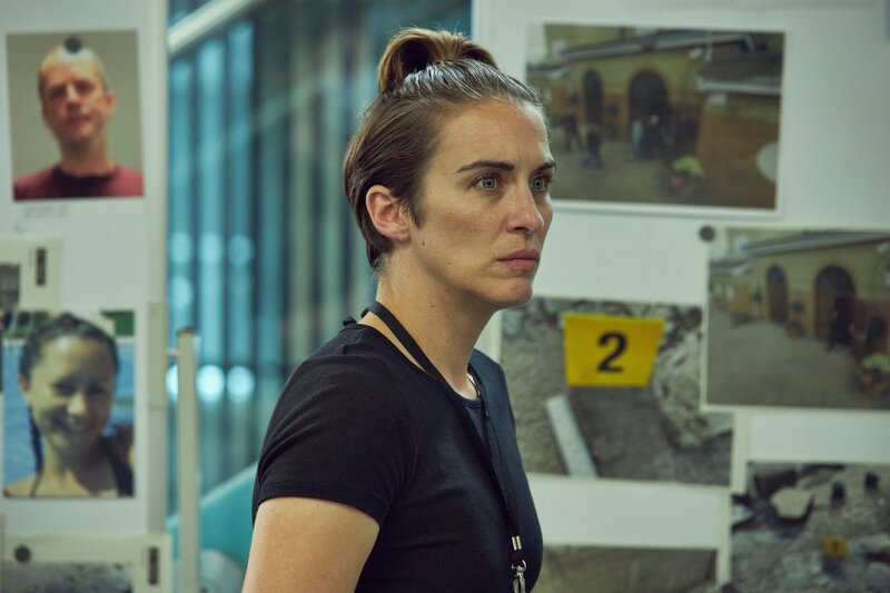 Lana (Vicky McClure) ist fest davon überzeugt, dass die Bombenleger eine militärische Ausbildung haben. – Bild: mattfrost /​ ZDF
