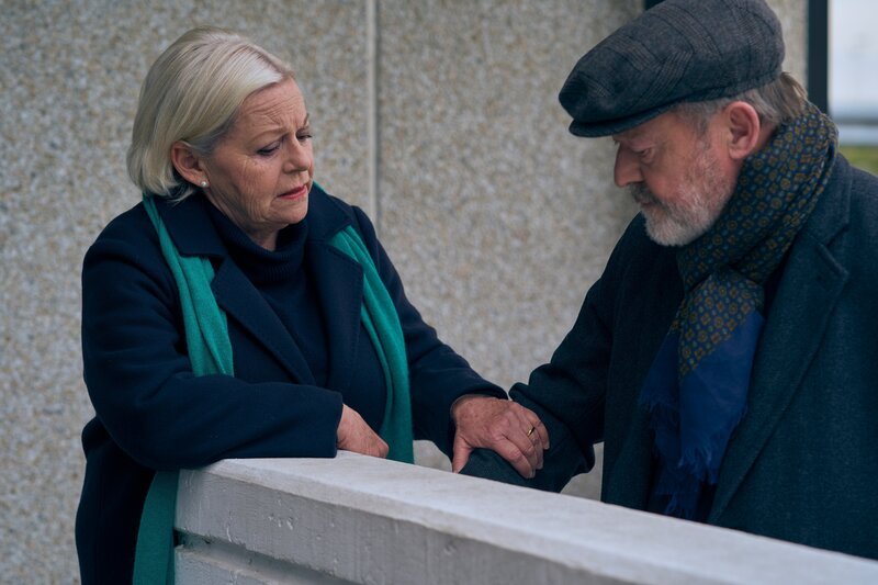 Oberst Henriette Wolf (Brigitte Kren) spricht mit Kurt Maurer (Wolfgang Häntsch) über die Verfehlungen seines Sohnes Erik. – Bild: Markus Kloiber /​ ZDF