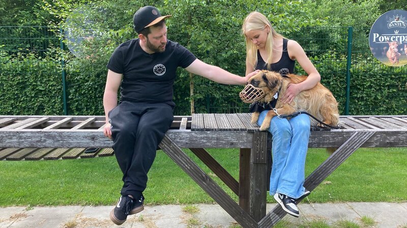 Tierheim-Leiter Dominic Köppen mit Azubi Jaymee und Hund Bloh im "Powerpark" des Oldenbuger Tierheims. (Weitere Bilder auf Anfrage) – Bild: NDR/​dmfilm/​Lisa-Marie Schnell