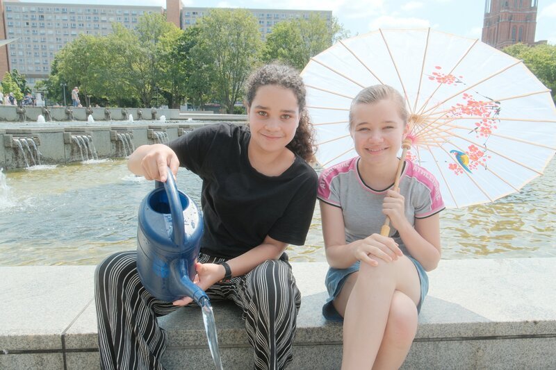 Mila und Emelie aus Berlin sind in Sachen Hitzeschutz und Extremwetter unterwegs in ihrer Stadt. – Bild: KiKA/​Pangolin Doxx Film