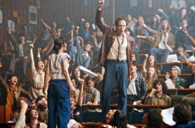 Nachdem der Hausmeister wegen eines kleinlichen Fehlers entlassen werden soll, ruft Gérard (Pierre-François Garel, vorne re.) die Studierenden zum Generalstreik auf. – Bild: Agat Films