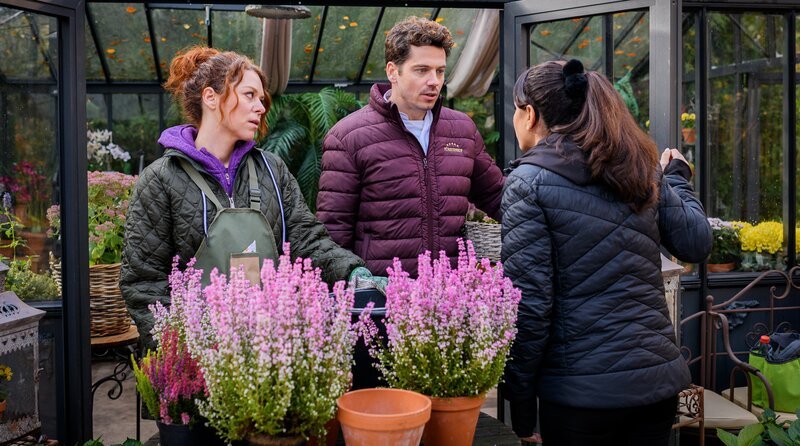 Fanny (Johanna Graen l.) ist besorgt, weil Lale (Yeliz Simsek r.) und Kilian (Anthony Paul m.) nicht gut miteinander auskommen. – Bild: ARD/​WDR/​Christof Arnold
