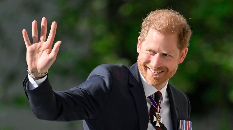 ARD/​SWR Harry – Schicksalsjahre eines Prinzen, dreiteilige Dokuserie über Prinz Harry, gibt anlässlich seines 40. Geburtstags Einblicke in das Leben des Duke of Sussex. Eine schillernde Persönlichkeit wird 40 Jahre alt. Die Doku-Serie ergründet die Coming-of-Age-Story des royalen Rebellen und beleuchtet die komplexe Figur des zweitgeborenen Prinzen. – Bild: ARD/​SWR/​IMAGO/​Cover-Images /​ ARD-Programmdirektion