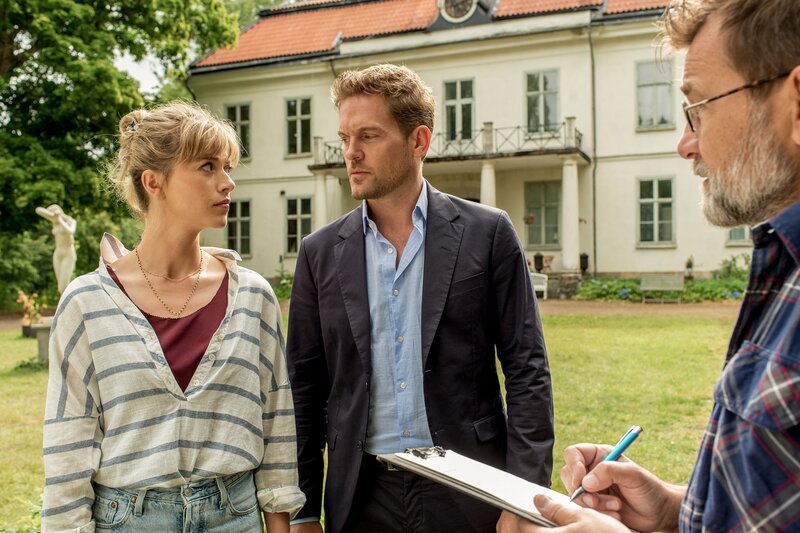 Stine (Mersiha Husagic, l.) soll im Auftrag von Paul (Joscha Kiefer, M.) und dessen Bruder den Abriss des Hauses organisieren. Der Abrissunternehmer Jakob (Matthias Freihof, r.) nimmt für die anstehende Arbeit letzte Anweisungen entgegen. – Bild: Manuela Meyer /​ ZDF