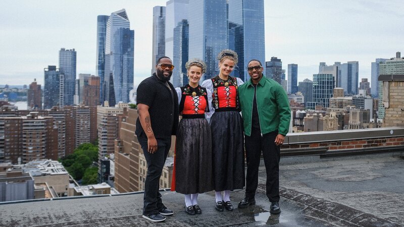 Chorleiter Dion Simmons, Natascha und Maruschka Monney, Pastor Alex Williams – Bild: SRG SSR
