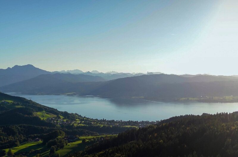 Der Attersee ist der größte Binnensee Österreichs. Das Wasser hat Trinkwasserqualität und er ist bekannt für seine einzigartige, leuchtend türkisblaue Farbe. – Bild: Reiner Bauer