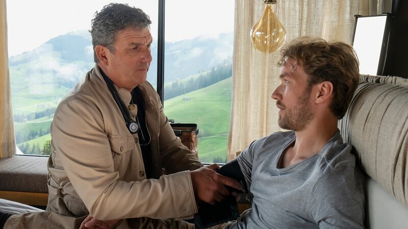 Dr. Gruber ahnt, dass sein Patient ihm etwas verheimlicht: Hans Sigl als Dr. Martin Gruber, Max Woelky als Jan Seidl – Bild: SRG SSR/​ZDF/​Erika Hauri