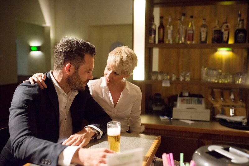 Till (Ben Ruedinger) gibt sich vor Ute (Isabell Hertel) zuversichtlich, dass Eva sich bald wieder beruhigt hat. – Bild: RTL