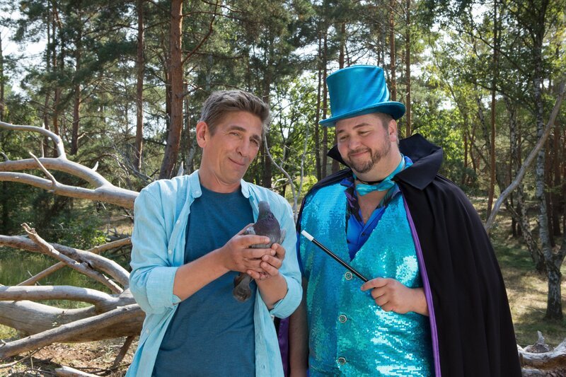 Fritz Fuchs (Guido Hammesfahr, l.) pflegt eine verletzte Taube. Und auch David Paschulke (Daniel Zillmann, r.) aka „Magic Paschulko“ ist von dem Tier und seinen Superkräften beeindruckt. – Bild: Zia Ziarno /​ ZDF