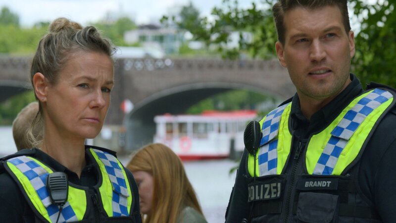 Franzi (Rhea Harder-Vennewald) und Nick (Raúl Richter) wundern sich über das wahnhafte Verhalten des Dokumentarfilmers Christian Hausman. Was hat er gesehen, was ist ihm zugestoßen? – Bild: ZDF
