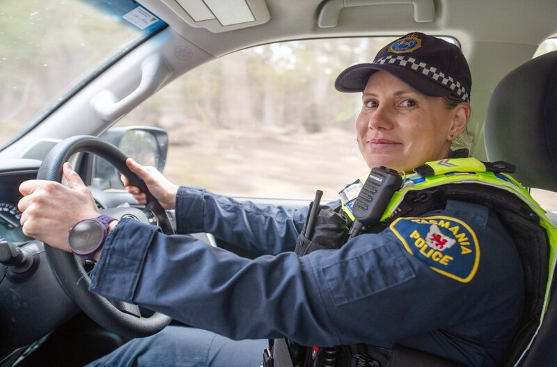 Polizeiarbeit im tasmanischen Hinterland: Als Dorfpolizistin wird Kelly Donaldson auch schon einmal zu einer Geburt gerufen. – Bild: jumpmedientv/​Roberte Engelke