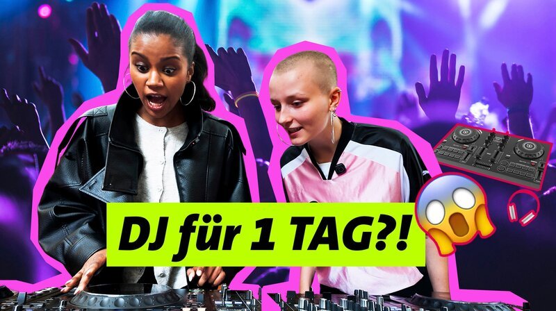 POV-Host Kiki (links) und die 19-jährige DJ Helie stehen vor einer feiernden Clubmenge am DJ-Pult. Ihre überraschten und konzentrierten Blicke zeigen, wie aufregend das Auflegen sein kann – während die Folge auch den Druck hinter dem DJ-Leben thematisiert. – Bild: WDR/​We are Era