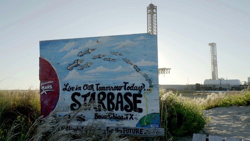 Siet Mai 2025 wurde Starbase offiziell als Stadt anerkannt mit eigener lokaler Verwaltung. Die meisten Bewohner sind Mitarbeiter von SpaceX.  – Bild: Découpages/​Les Films de la Passerelle