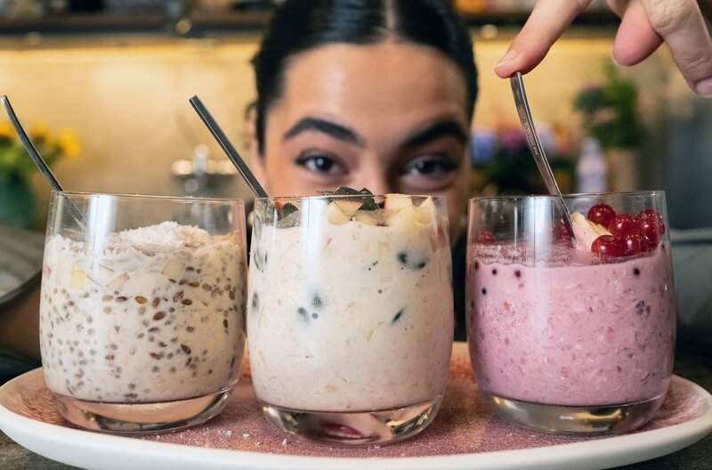 Für einen gesunden Start in den Tag: Lucie zeigt ihre Overnight Oats. – Bild: Benjamin Wistorf