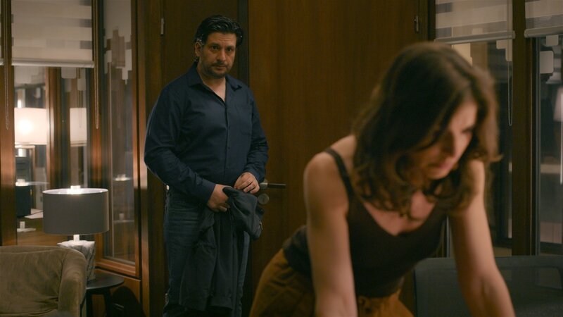 Maximilian saet weiter Zweifel bei Gabriella. Maximilian (Francisco Medina), Gabriella (Bianca Hein) – Bild: RTL /​ Verzweifelte Sehnsucht
