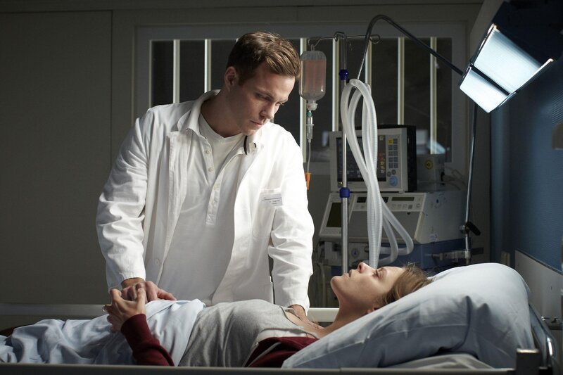 Tobias (Bernhard Piesk) verabreicht Lara (Alma Leiberg) das Gegengift und wacht an ihrem Bett. – Bild: :/​/​kommunikation.RTL.de