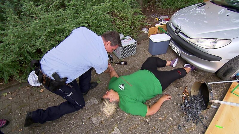 Dann kracht ein Auto in die Siegesfeier eines Kegelclubs und verletzt eine Frau … – Bild: RTLZWEI