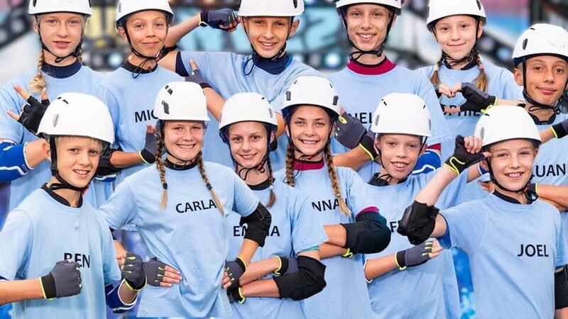 Sechs Mädchen und sechs Jungs kämpfen um den Titel „krass nass!“-Champion. Dabei warten auf die Teilnehmenden spektakuläre Hindernisse, riesige Rutschen und jede Menge Schaum und Wasser. – Bild: SWR/​Patricia Neligan