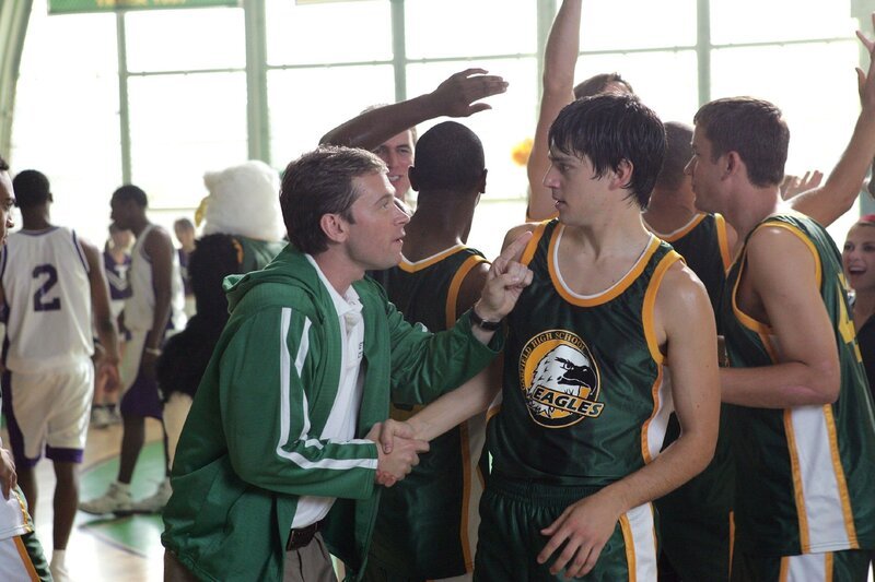 Ted (Nicholas D’Agosto, vorne r.) erhält letzte Anweisungen von Coach Robert Owens (Connor Trinneer, vorne l.) – Bild: Warner Bros. Entertainment, Inc.