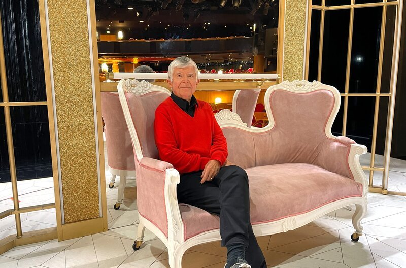 Jean-Luc Choplin ist seit 2022 Direktor und künstlerischer Leiter des berühmten „Lidos“ an den Champs-Élysées. – Bild: SWR/​Milena Bialas