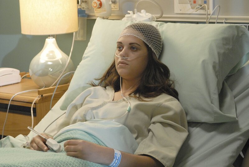 Obwohl sie nicht getroffen wurde, spuckt die 19-jährige College-Studentin Addie (Lyndsy Fonseca) plötzlich Blut. Kann Dr. House ihr helfen? – Bild: NBC Universal Television Studio