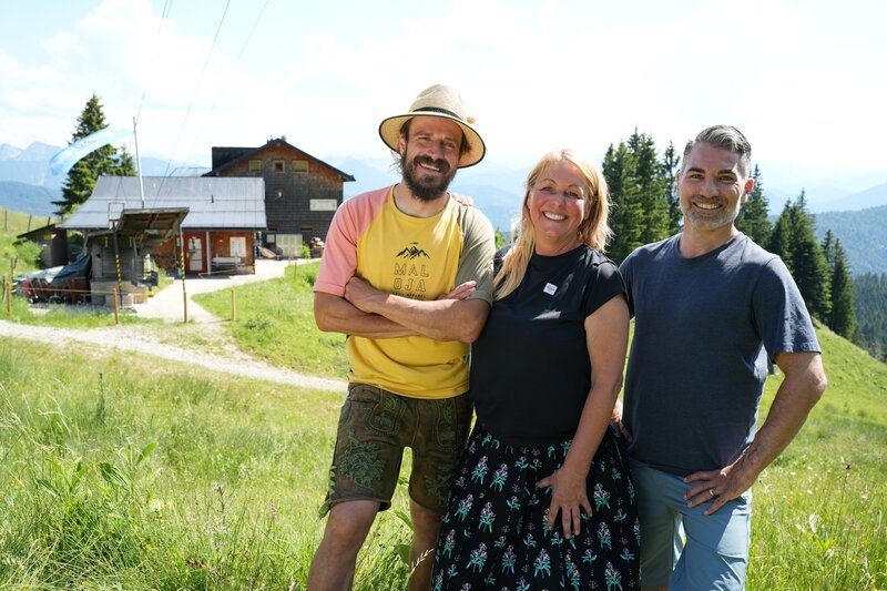 Vor der Florianshütte, von Links: Michael Schumacher, Tina Höner und Marcus Fahn. – Bild: BR/​cutflow GmbH/​David Hulik