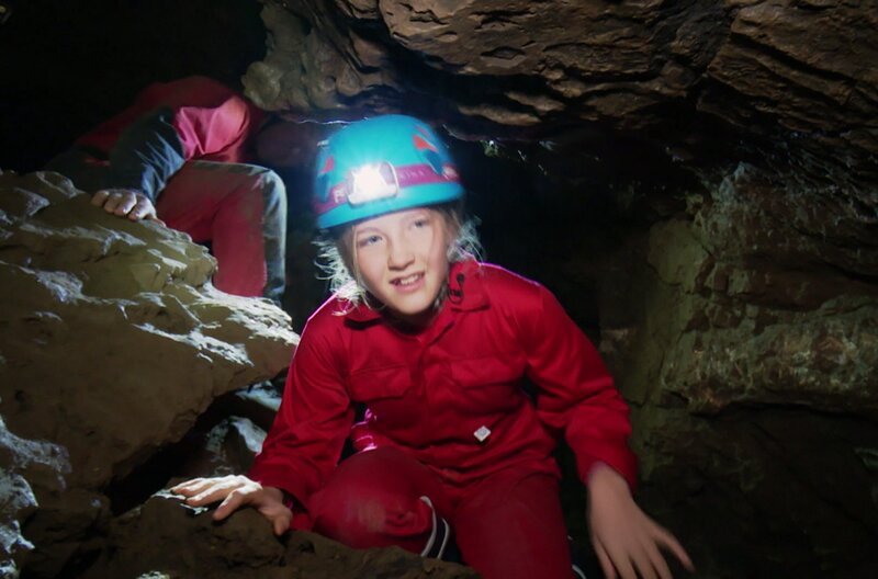 Bianca in der Attahöhle, eine der schönsten Tropfsteinhöhlen Deutschlands. – Bild: SWR