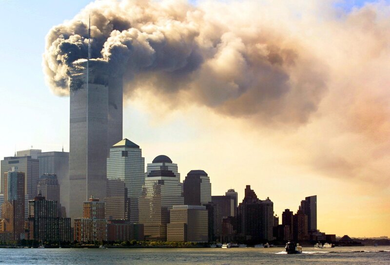 Rauchwolken über Manhattan nach dem Angriff auf das World Trade Center. 9/​11 verstärkt politische und gesellschaftliche Konflikte – vom Aufstieg des Rechtspopulismus über die Erosion des Vertrauens in etablierte Medien bis zum Abzug der NATO-Truppe aus Afghanistan. – Bild: National Geographic