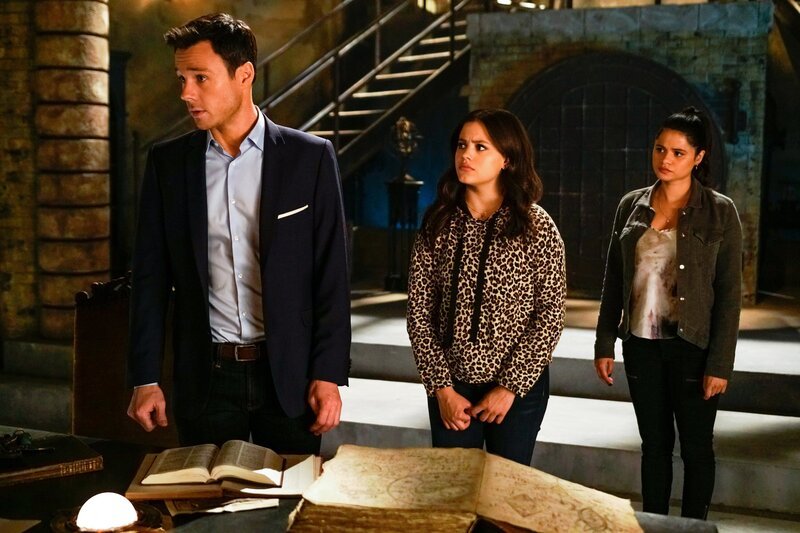 (v.l.n.r.) Harry Greenwood (Rupert Evans); Maggie Vera (Sarah Jeffery); Mel Vera (Melonie Diaz) – Bild: The CW Network, LLC. /​ Colin Bentley