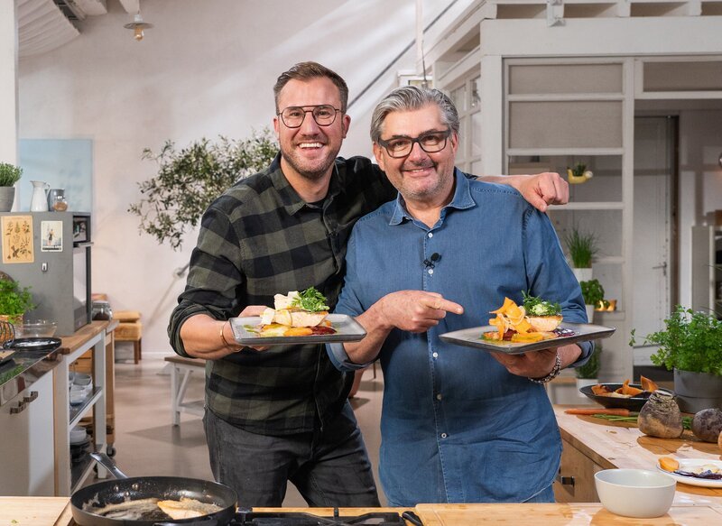 Sören Anders (li.) und Hans Jörg Bachmeier freuen sich auf das Carpaccio vom Wurzelgemüse mit gebratenem Bio-Lachs. – Bild: SWR/​2 Bild GmbH