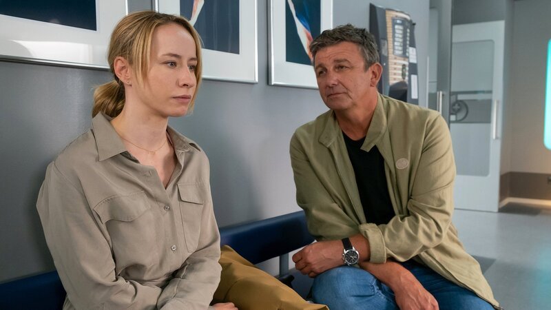 Dr. Gruber nimmt die Sorgen seiner Patientin sehr ernst: Mira Elisa Goeres als Jasmin Hübner, Hans Sigl als Dr. Martin Gruber – Bild: SRG SSR/​ZDF/​Erika Hauri